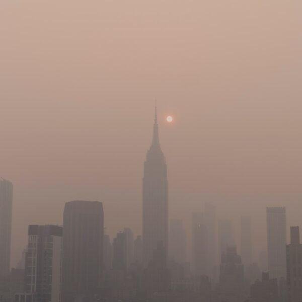 New-York sous les fumées des incendies au Canada début Juin | Unsplash -@Ahmer Kalam