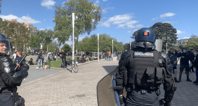 Des gendarmes qui surveillent la manifestation du 1er mai 2023 à Nantes | T.L. - INF Nantes