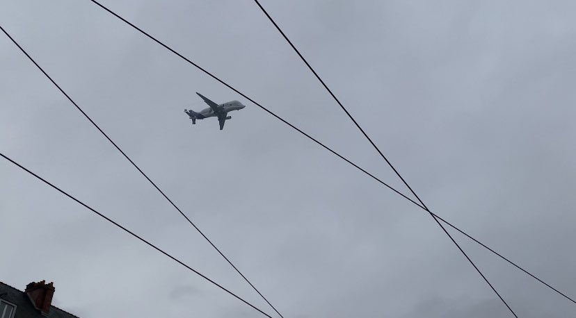Image d'un béluga atterrissant dans le ciel Nantais à l'aéroport | @Nantesinfo44