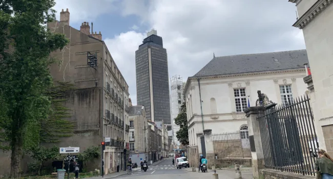 Photo de la tour Bretagne et de la Mairie à Nantes | @Nantesinfo44