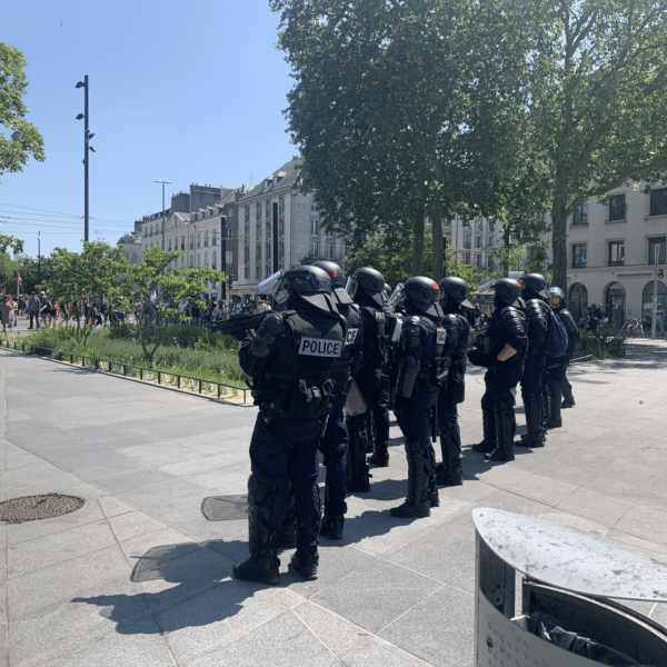 Image de FDO avec LBD lors de la manifestation du 6 juin à Nantes | @Nantesinfo44