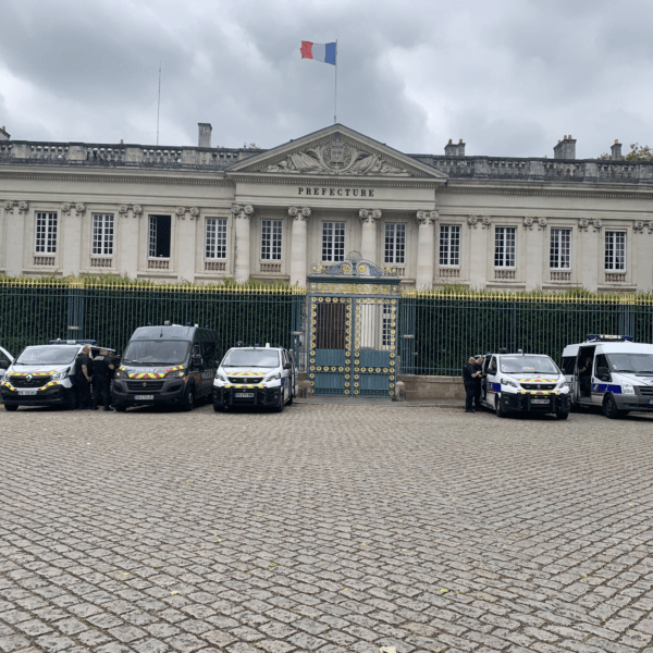 Camion de la police nationale devant la préfecture | @Nantesinfo44