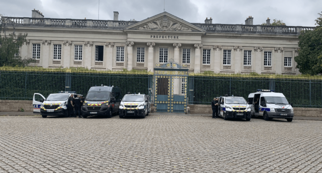 Camion de la police nationale devant la préfecture | @Nantesinfo44