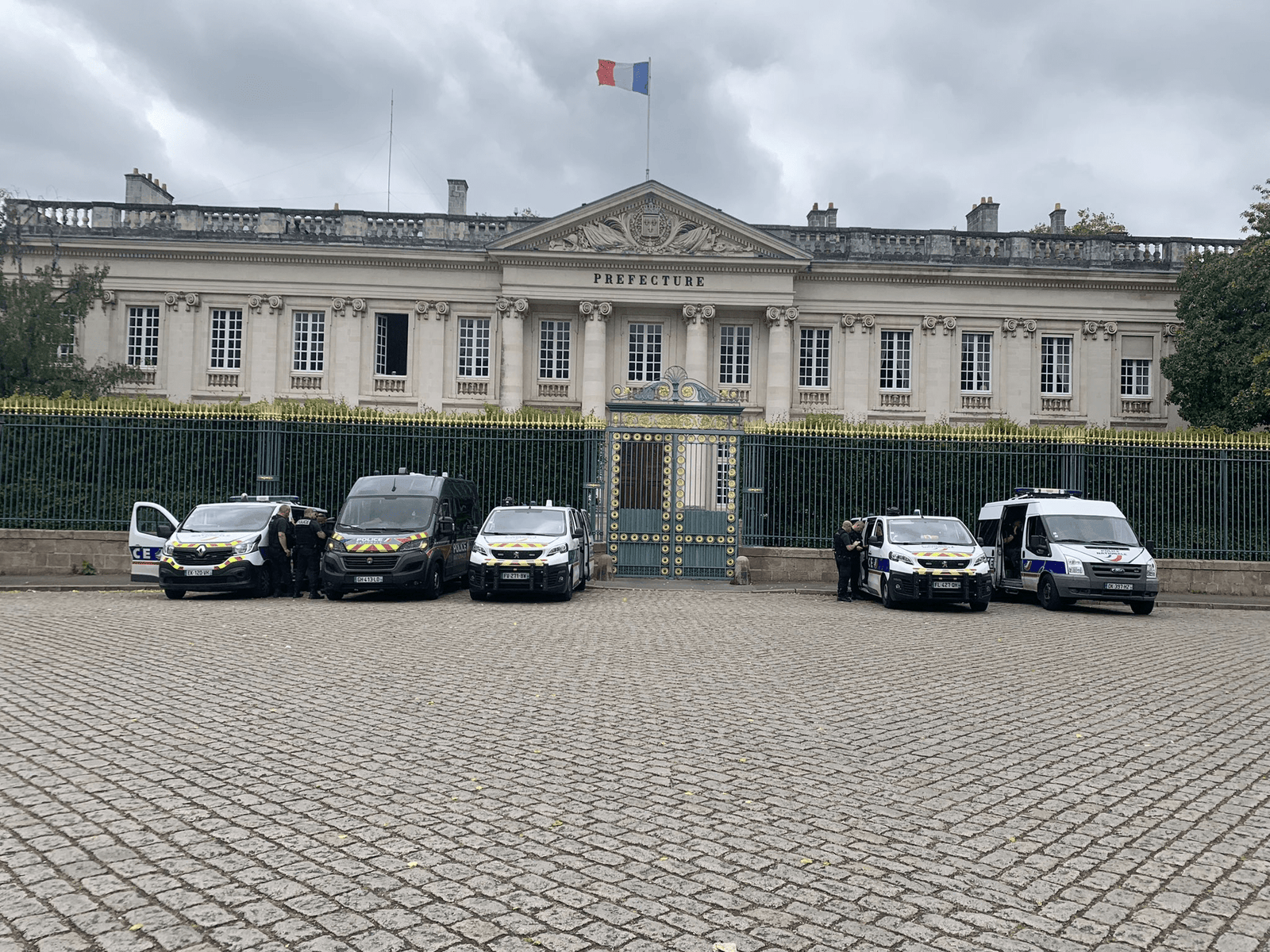 Camion de la police nationale devant la préfecture | @Nantesinfo44
