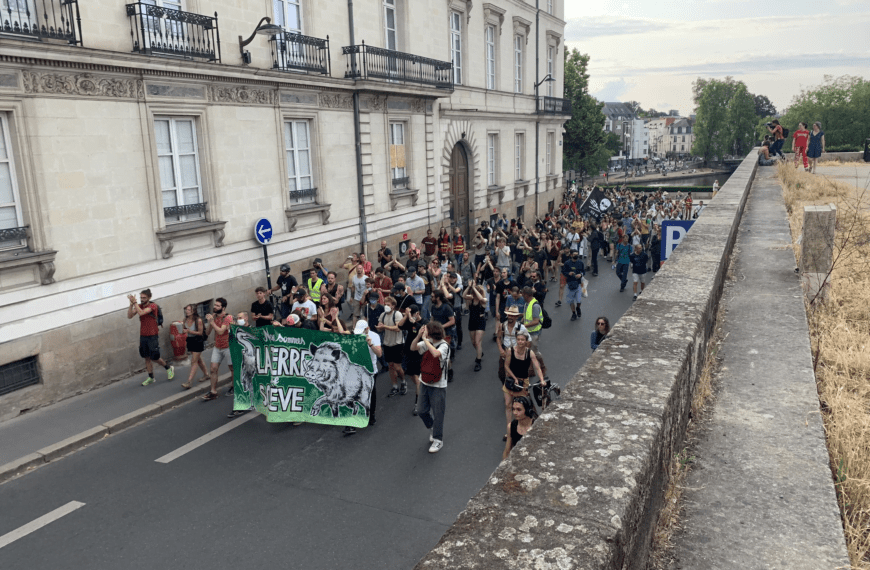 La manifestation à Nantes suite à la dissolution des Soulèvements de la Terre | @Nantesinfo44