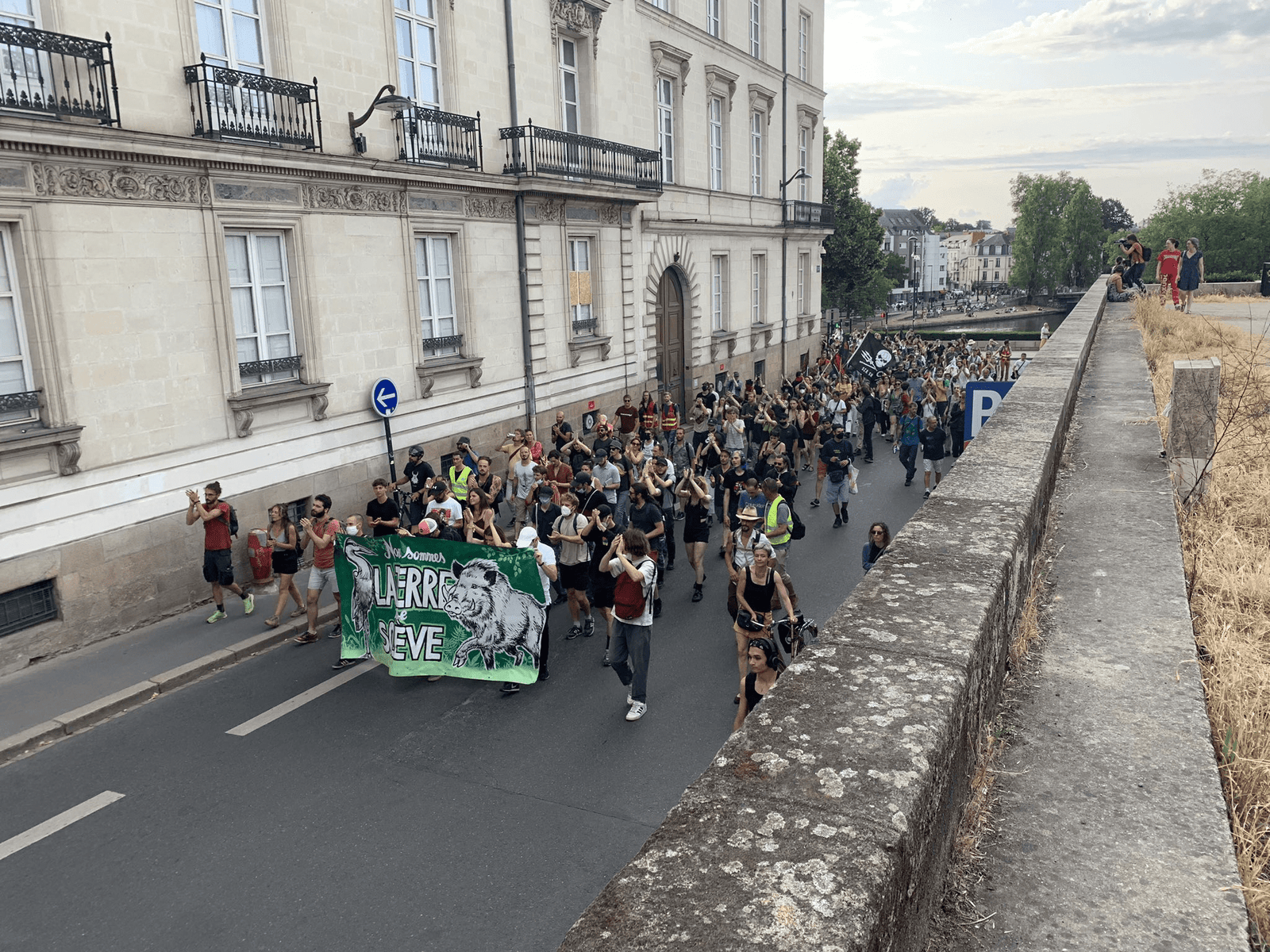 La manifestation à Nantes suite à la dissolution des Soulèvements de la Terre | @Nantesinfo44