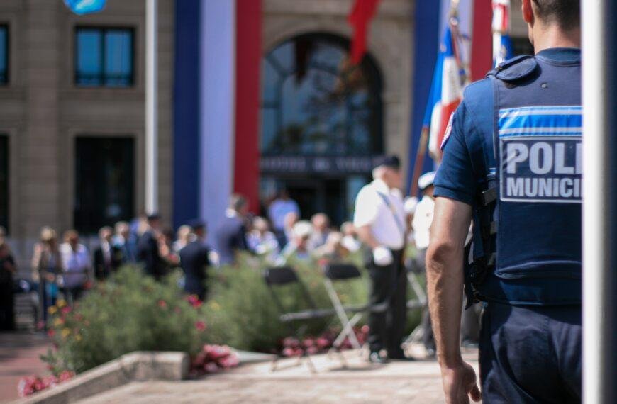 Policier assurant la protection d'une mairie | Photo de Paul Bryan
