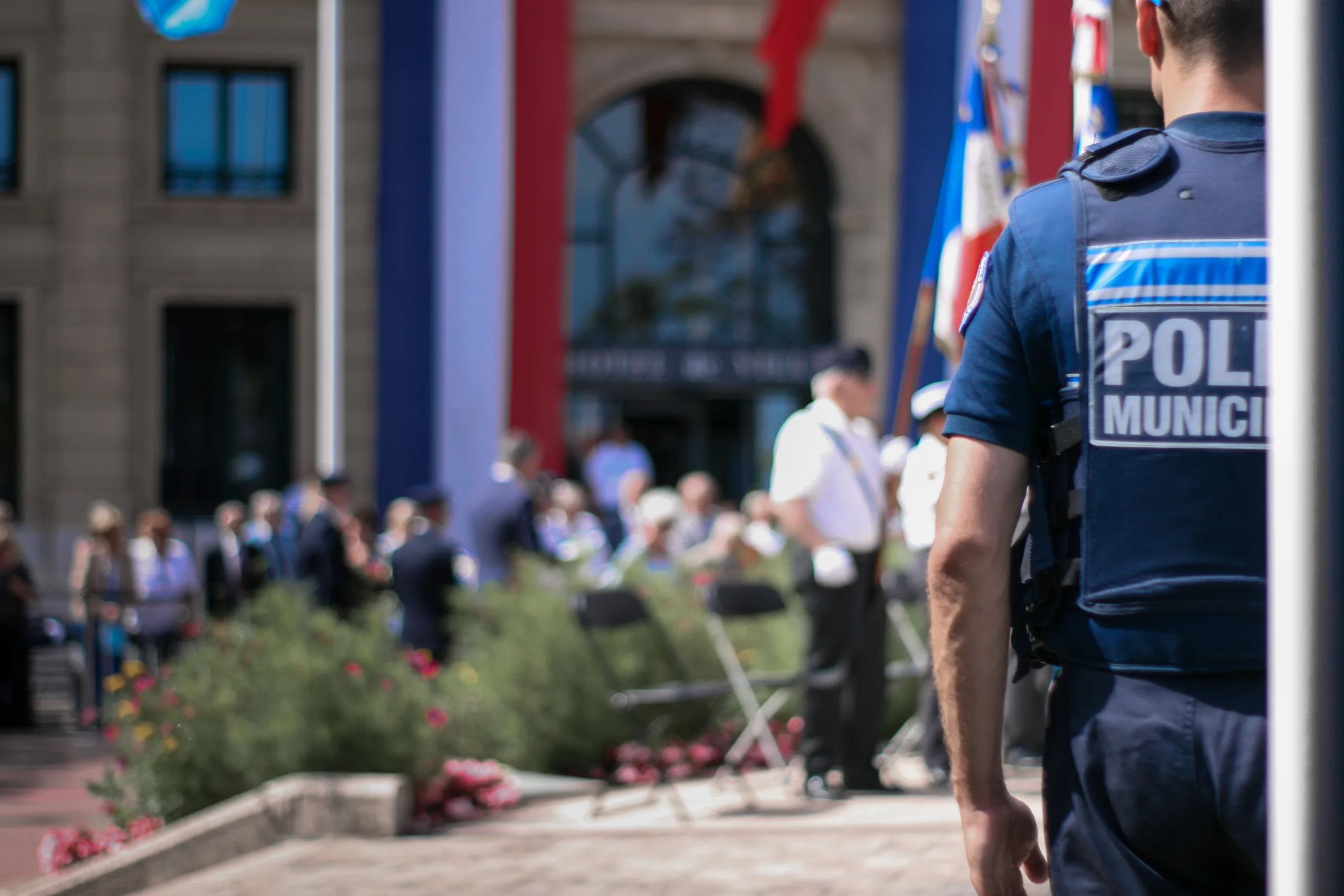 Policier assurant la protection d'une mairie | Photo de Paul Bryan