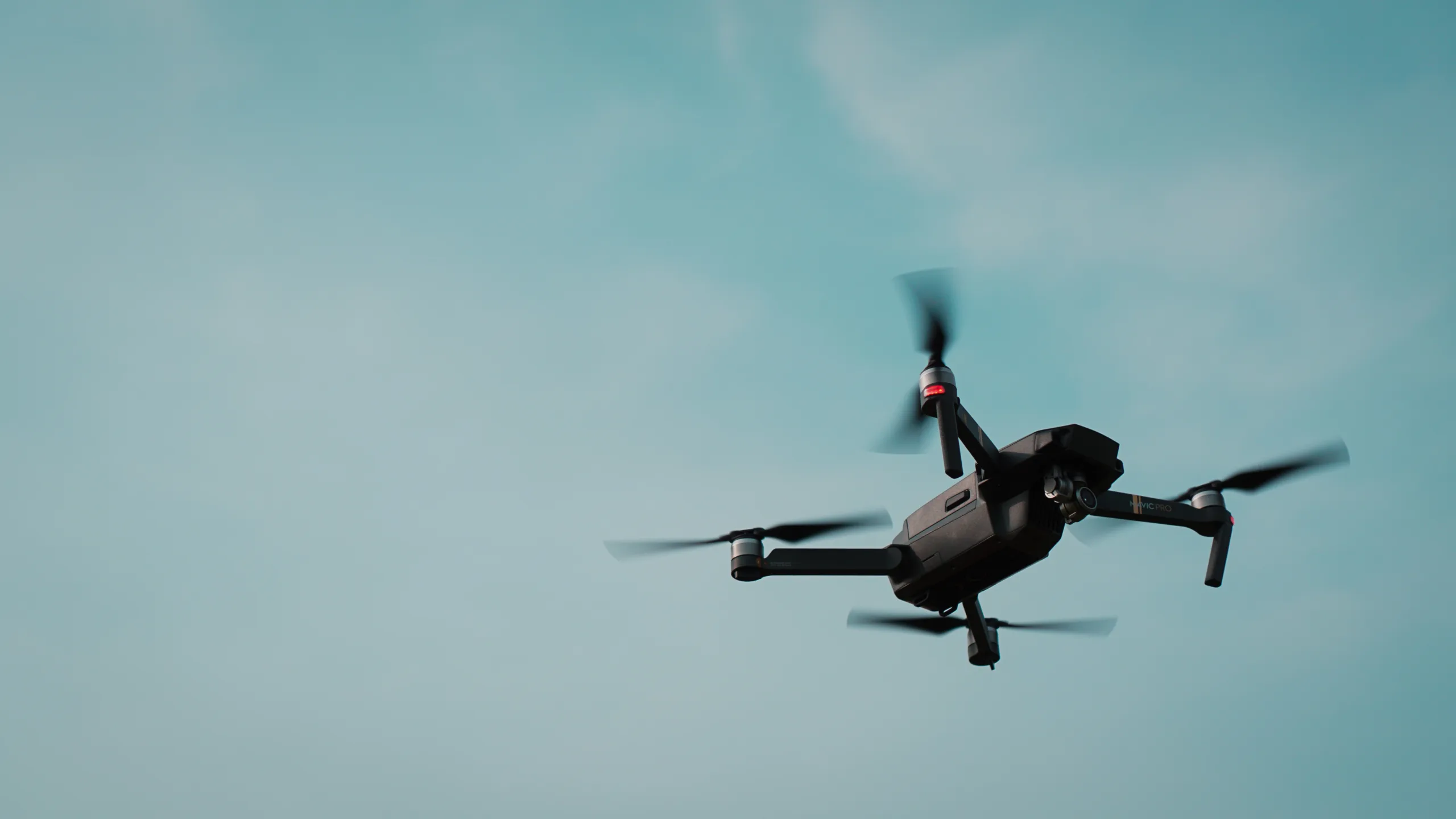 A Rezé, le tribunal administratif fait suspendre l’arrêté contre l’utilisation de drone contre les rodéos urbains | Image d'illustration - @Fikri Rasyid