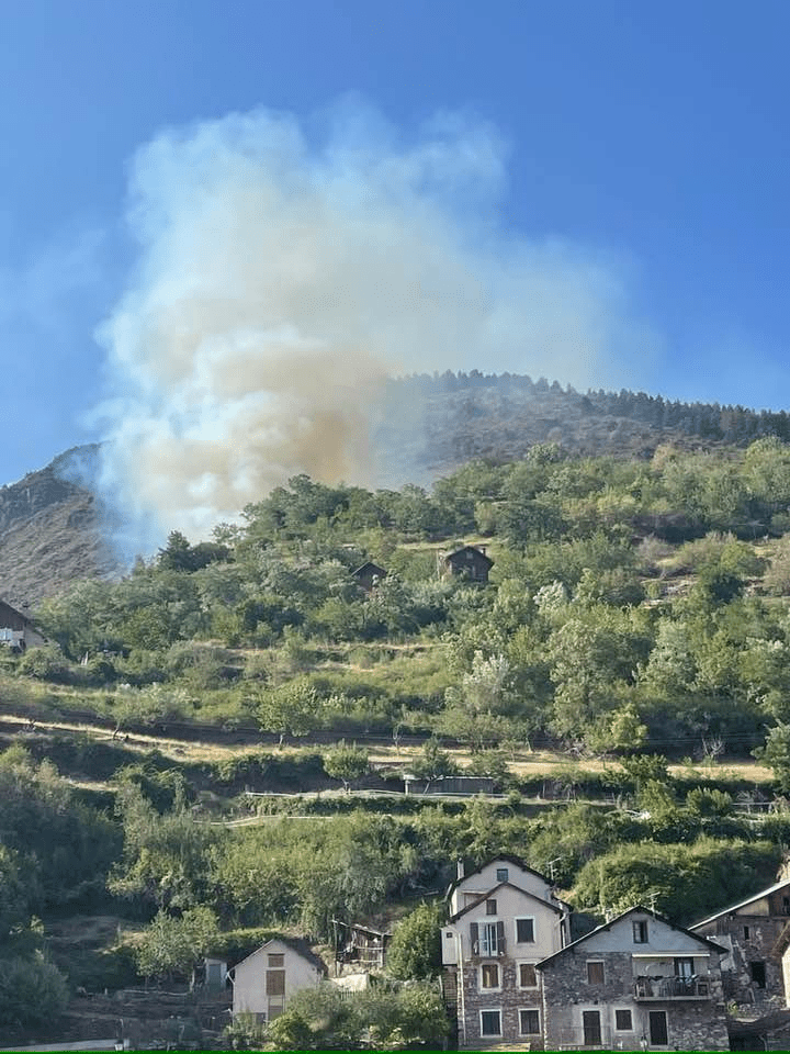 Feu de forêt à Roure dans les Alpes-Maritimes - @Fred Clapier