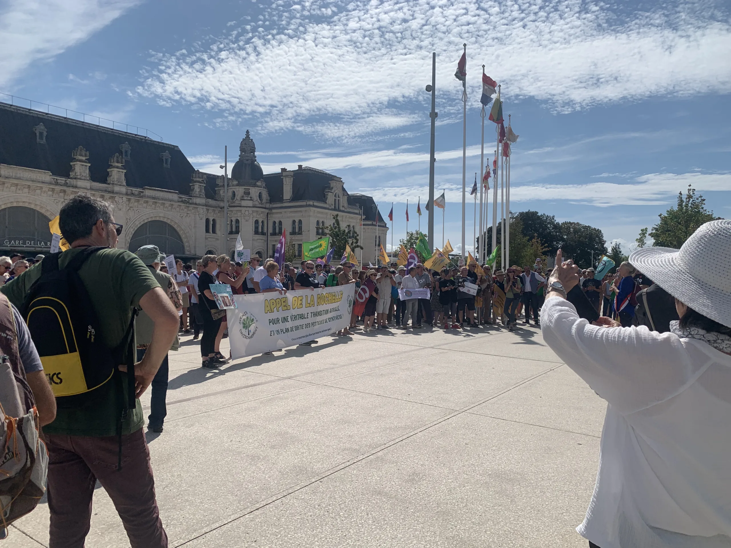 La manifestation a débuté à 14H sur le parvis de la gare de La Rochelle | INF
