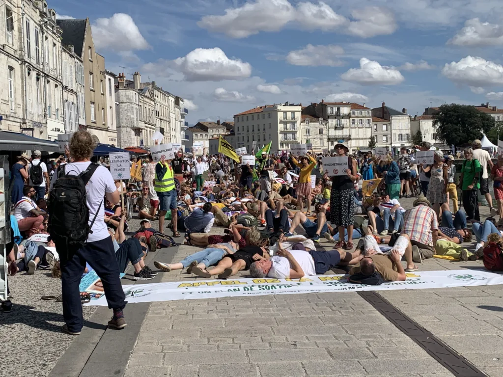 Les manifestants ont effectué un sit-in sur le port de La Rochelle | INF