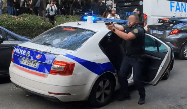 Un policier a sorti son arme après avoir vu son véhicule attaqué par plusieurs dizaines d'individus | Capture d'écran Twitter - @LinePress_Off