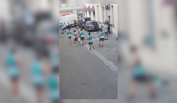 Les joueurs de l'équipe de rugby du Chili qui s'entraînent en pleine rue à Nantes | Capture d'écran vidéo
