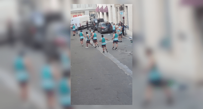 Les joueurs de l'équipe de rugby du Chili qui s'entraînent en pleine rue à Nantes | Capture d'écran vidéo