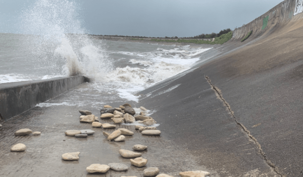 Les vagues de submersion peuvent amener des galets sur les digues comme ici à l'île de Ré | Image d'illustration (TL -INF)