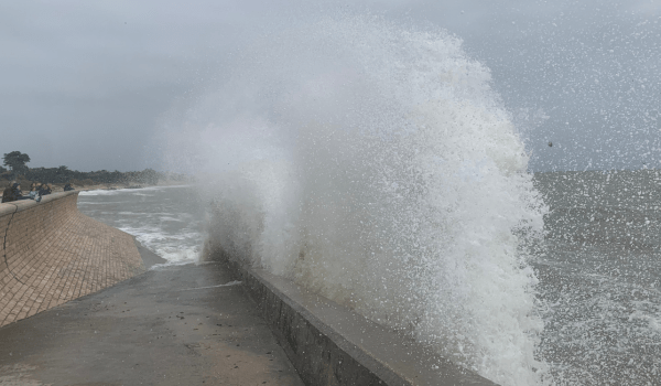 Vague à l'Île de Ré lors d'une tempête | Image illustration (TL - INF)