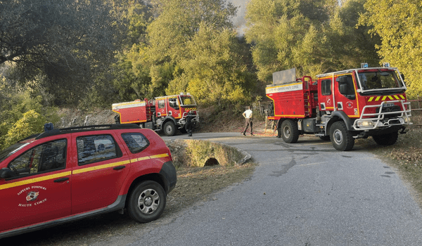 Des camions de pompiers qui interviennent sur un incendie le 6 octobre à Bischni | Mairie de Bischni