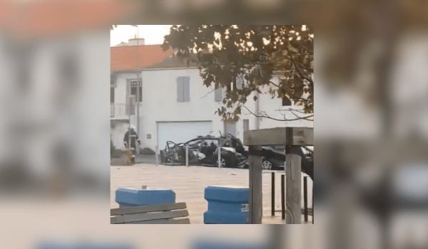 Explosion d'un véhicule devant le commissariat de La Rochelle | Capture d'écran Twitter - @220_plume