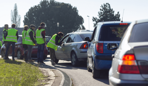 Gilets jaune sur un rond-point | Image d'illustration (Adobe Stock - C. Aucher)