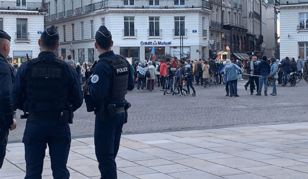 Policiers qui surveillent une manifestation à Nantes le 30 octobre | (T.L. - Nantes Info)