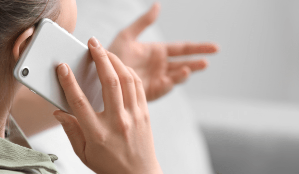 femme au téléphone en appel