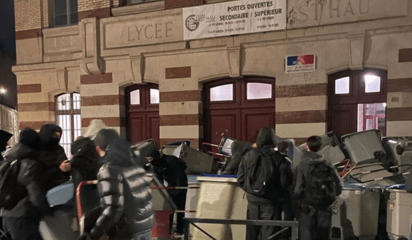 Le lycée Guist'hau bloqué le mardi 16 janvier contre la loi Immigration | Photo transmise à INF Nantes