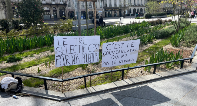 Des pancartes revendicatives contre le "Choc des savoirs" | T.L. - INF Nantes