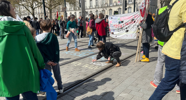 Un sit-in organisé à la croisée des tramways lors de la manifestation du 30 mars | T.L. - INF Nantes