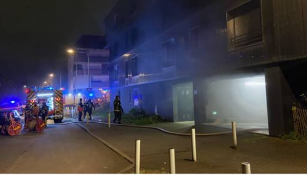 Le dégagement de fumée a été provoqué par un feu de détritus ce mercredi à Nantes | Photo @SDIS44