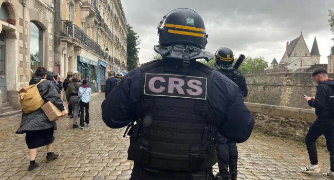 Un CRS à Nantes qui assure le maintien de l'ordre dans une manifestation | T.L. - INF Nantes
