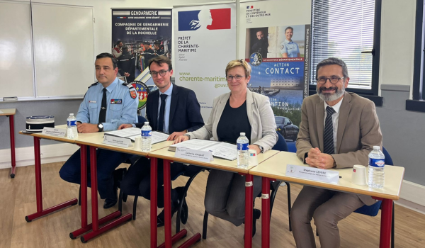 La signature d'une convention partenariale pour une classe défense entre la gendarmerie et le collège Jean Monnet de Courçon | DR - Gendarmerie de Charente-Maritime