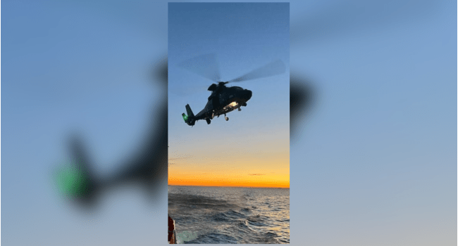 L'homme de 26 ans a été évacué à l'hôpital de La Rochelle par l'hélicoptère Dauphin de la Marine nationale | Préfecture maritime de l'Atlantique - X