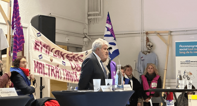 Une action surprise ce mardi soir à mobilisé plusieurs syndicalistes devant le centre social Saint-Eloi pour interpeller le maire | TL - INF la Rochelle
