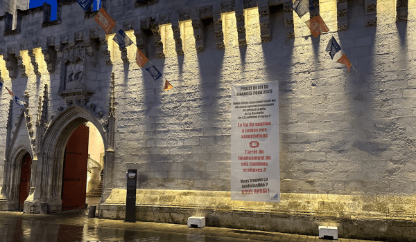 La banderole déployée devant l'hôtel de ville de La Rochelle pour dénoncer le budget 2025 | TL - INF la Rochelle