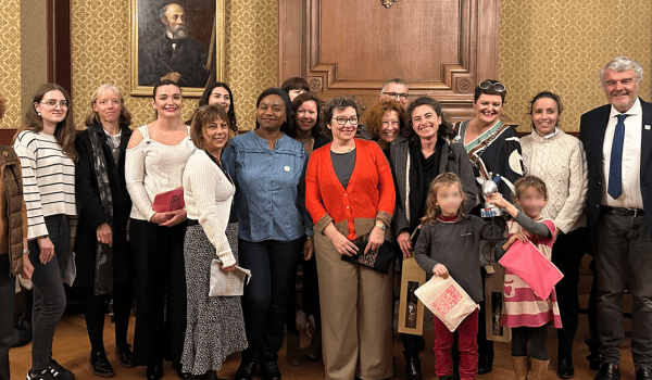 Les membres de la crèche des P'tits Futés de la Rochelle qui ont reçu la Girafe d'Argent | TL - INF la Rochelle