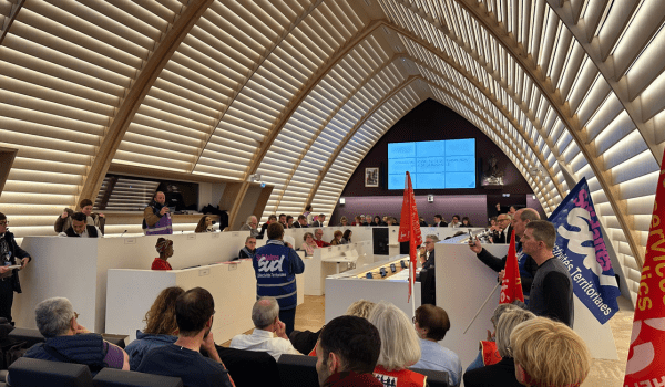 Les syndicats ont "envahi" le public lors du conseil municipal de ce lundi et ont interpellé les élus à propos de la fusion du service des ressources humaines. | TL - INF La Rochelle