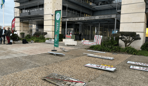 Les agriculteurs se sont mobilisés jeudi après-midi devant la maison de la Charente-Maritime | TL - INF la Rochelle