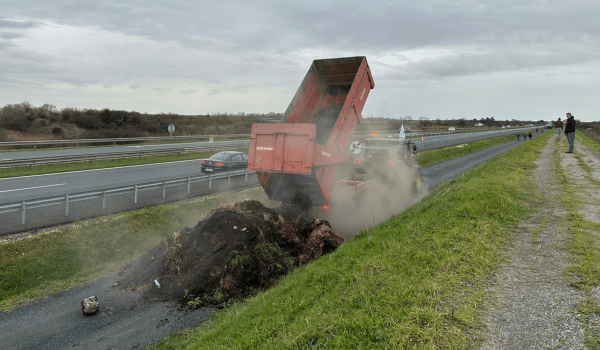 Les agriculteurs ont déversé le contenu de leurs bennes sur la réserve naturelle du Marais d'Yves | TL - INF la Rochelle