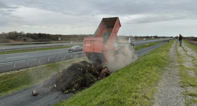 Les agriculteurs ont déversé le contenu de leurs bennes sur la réserve naturelle du Marais d'Yves | TL - INF la Rochelle