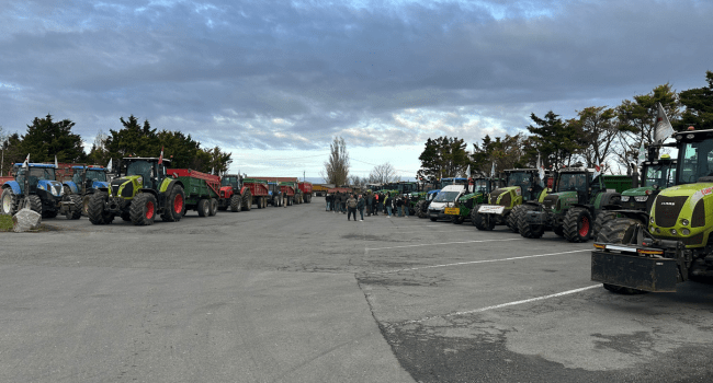 Plusieurs dizaines de tracteurs étaient présents ce mardi au niveau d'Yves | TL - INF la Rochelle