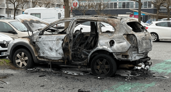 Un véhicule incendié à Mireuil | Larochelle17000