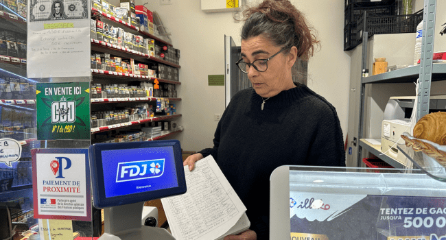Florence, gérante du tabac Le Petit Fétilly, avec sa pétition signée par près de 650 personnes | TL - INF La Rochelle