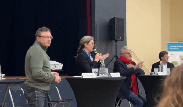 Pascal Daunit lors d'une réunion publique avec le maire Jean-François Fountaine, le deuxième adjoint Cristophe Bertaud et la conseillère municipale Josée Brossard | TL - INF la Rochelle