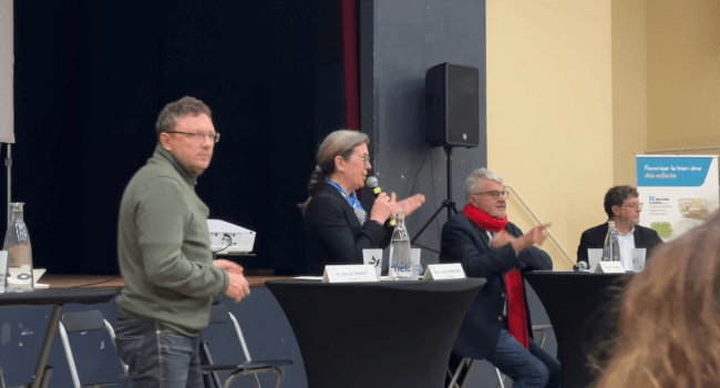 Pascal Daunit lors d'une réunion publique avec le maire Jean-François Fountaine, le deuxième adjoint Cristophe Bertaud et la conseillère municipale Josée Brossard | TL - INF la Rochelle