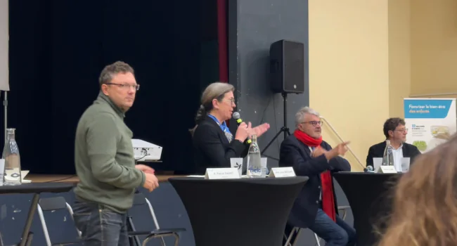 Pascal Daunit lors d'une réunion publique avec le maire Jean-François Fountaine, le deuxième adjoint Cristophe Bertaud et la conseillère municipale Josée Brossard | TL - INF la Rochelle