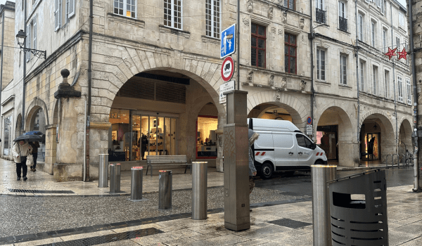 Des bornes ont été installées autour du centre-ville de La Rochelle pour limiter la circulation des voitures | TL - INF La Rochelle