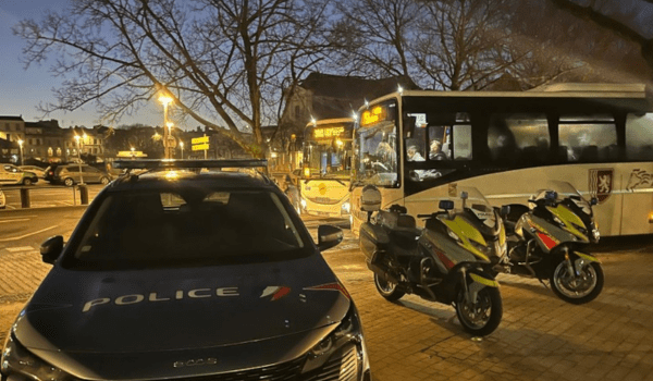 Des contrôles ont été menés à La Rochelle, place de Verdun, où les bus scolaires arrivent | Police Nationale de Charente-Maritime