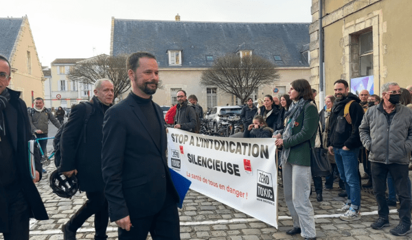 Brice Blondel, préfet de Charente-Maritime devant une manifestation de Zero Toxic avant la réunion public | TL - INF la Rochelle