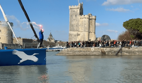Plusieurs centaines de personnes se sont massées sur les bords du chenal pour l’arrivée d’Antoine Cornic | TL - INF La Rochelle